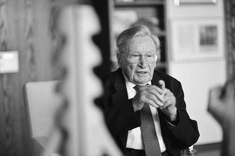 Der berühmte Patente-König Artur Fischer ist tot. Der Erfinder der Fischer-Dübel starb am 27. Januar 2016 im Alter von 96 Jahren in Waldachtal im Schwarzwald.