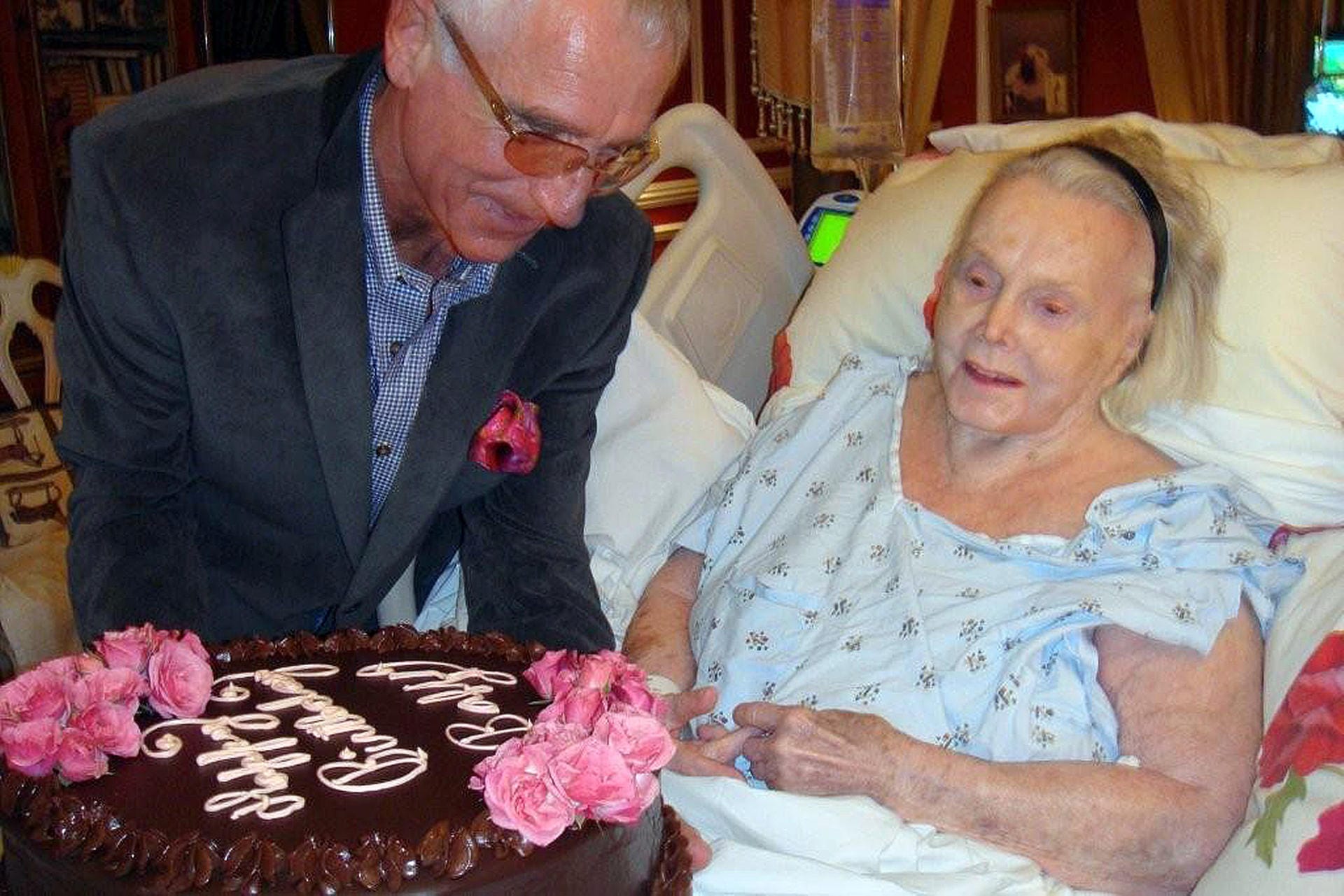 Frédéric Prinz von Anhalt stellt seiner Frau am 6. Februar 2011 in ihrer Villa in Los Angeles eine Geburtstagstorte zum 94. Geburtstag ans Krankenbett.
