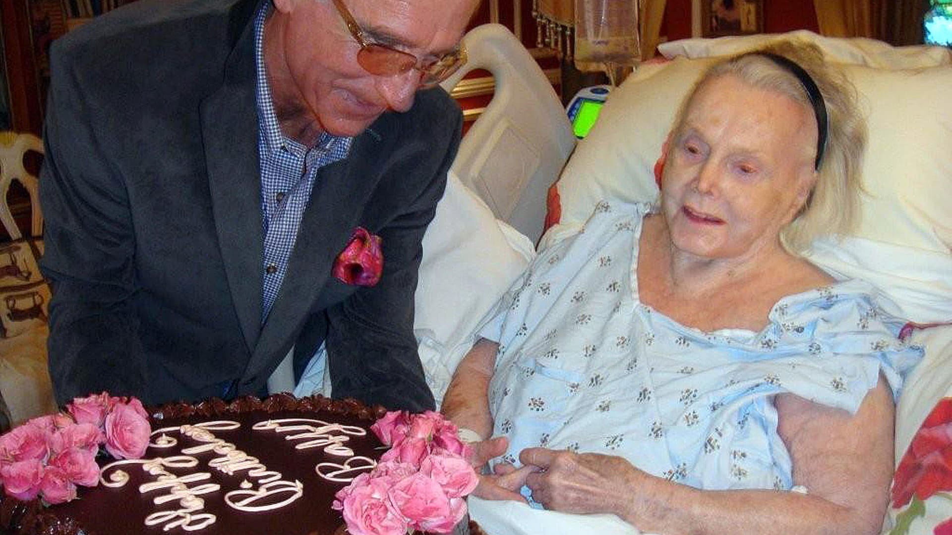 Frédéric Prinz von Anhalt stellt seiner Frau am 6. Februar 2011 in ihrer Villa in Los Angeles eine Geburtstagstorte zum 94. Geburtstag ans Krankenbett.
