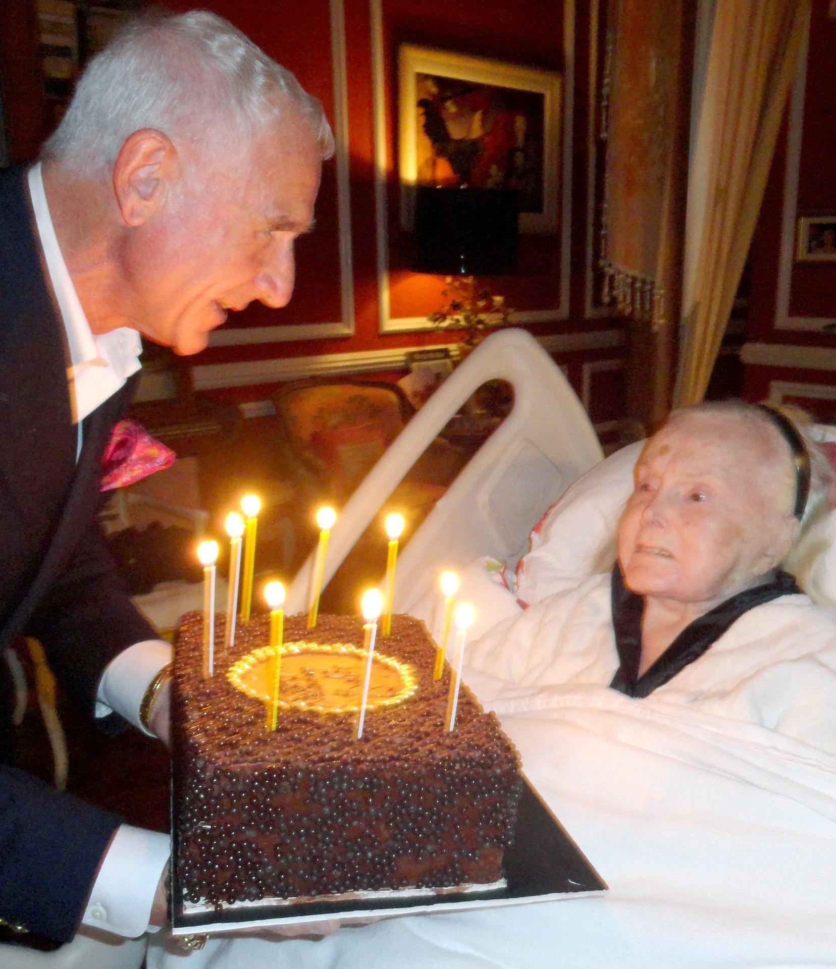 Dieses Foto veröffentlichte der Prinz ein Jahr später. Auch hier überreicht er seiner Frau eine Torte zum Geburtstag.