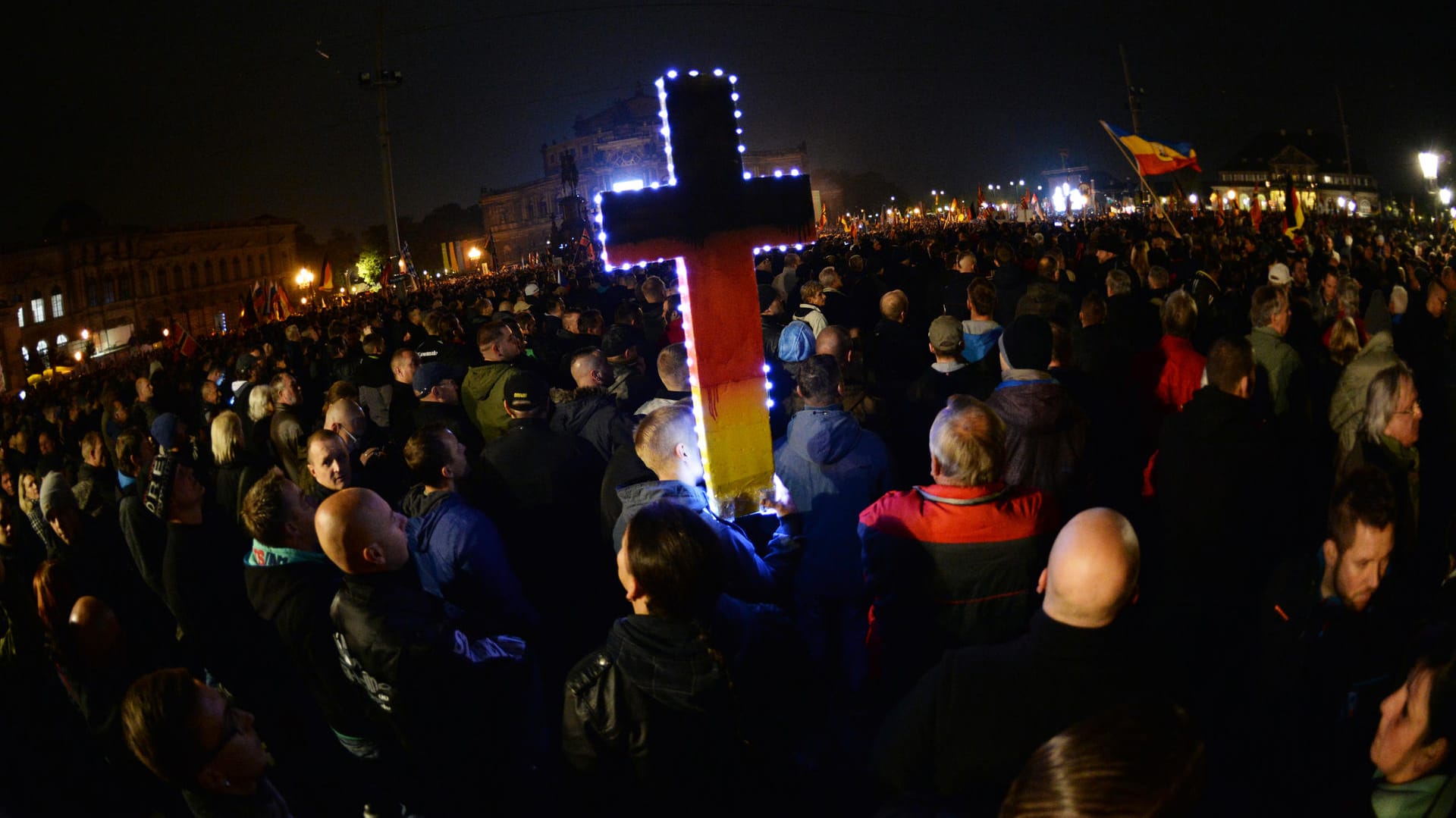 Rechtspopulismus im Zeichen des Kreuzes: Pegida-Demo in Dresden.