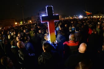 Rechtspopulismus im Zeichen des Kreuzes: Pegida-Demo in Dresden.