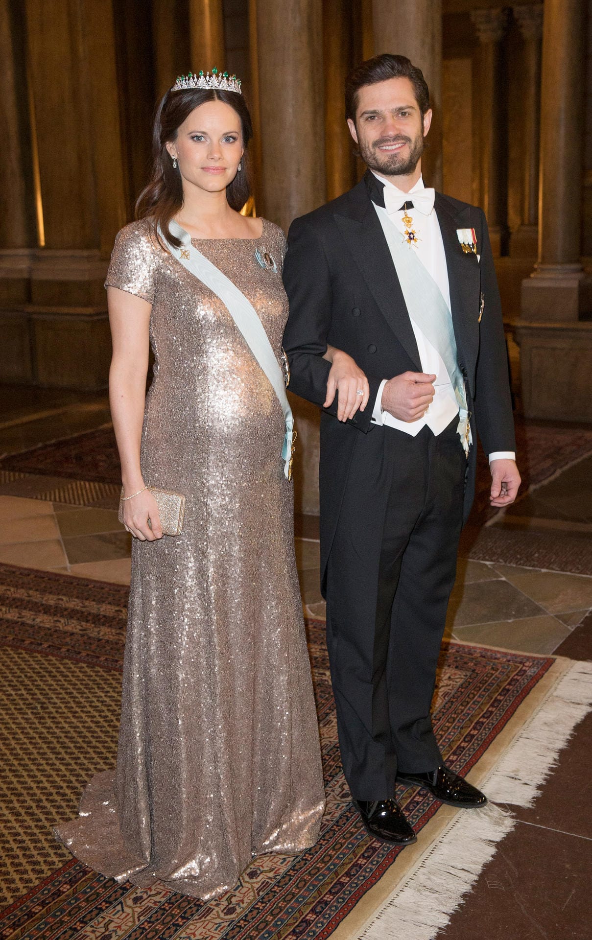 Glamour-Auftritt beim königlichen Dinner am 3. Februar 2016: Prinzessin Sofia setzt ihren Babybauch in einer goldenen Pailletten-Robe in Szene.