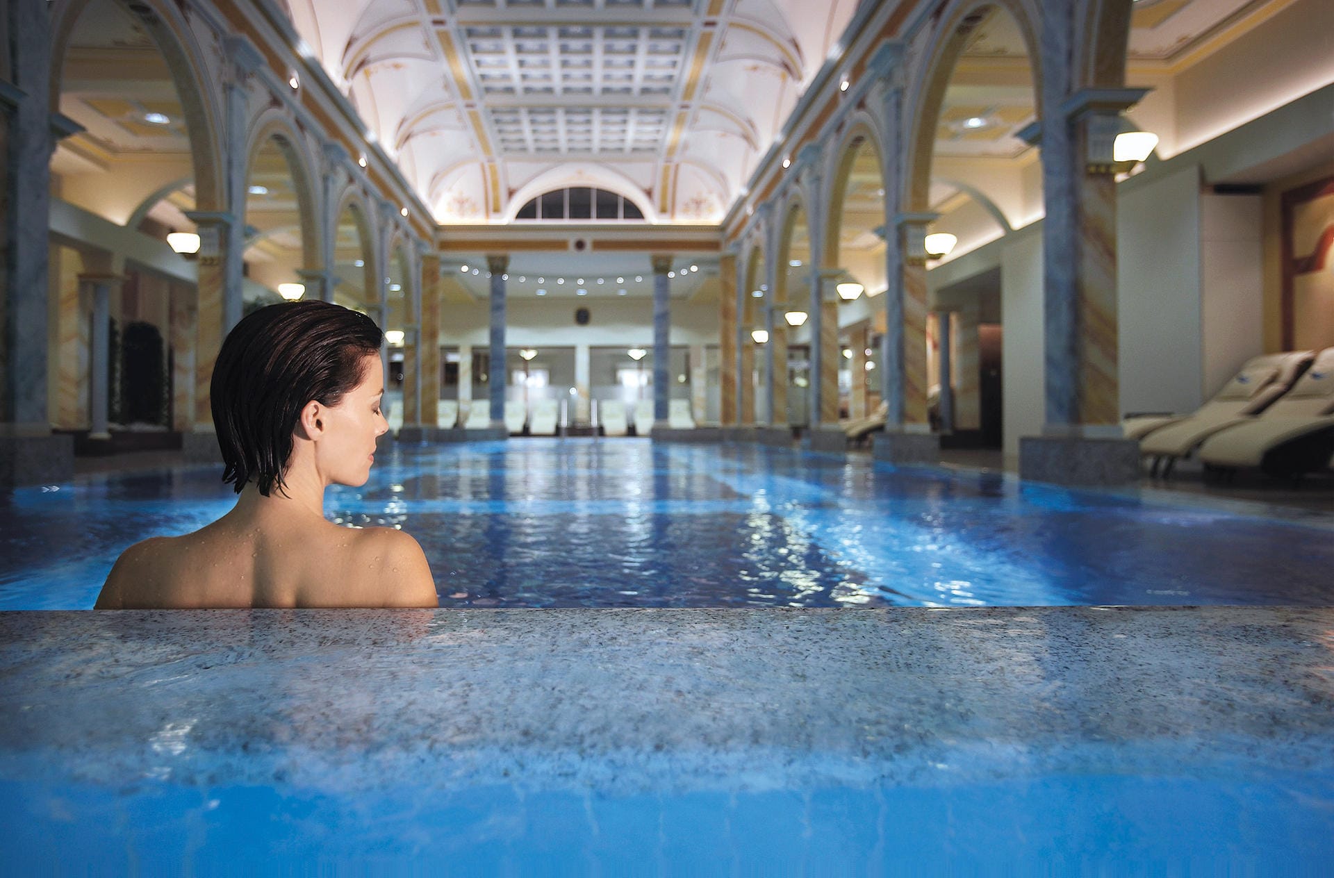 Richtig verwöhnen lassen können Sie sich bei der "36.5° Thermal Water Collection" im Grand Resort Bad Ragaz in der Schweiz. Ein Tagesprogramm ohne Übernachtung kostet laut Anbieter 495 Schweizer Franken (rund 465 Euro).