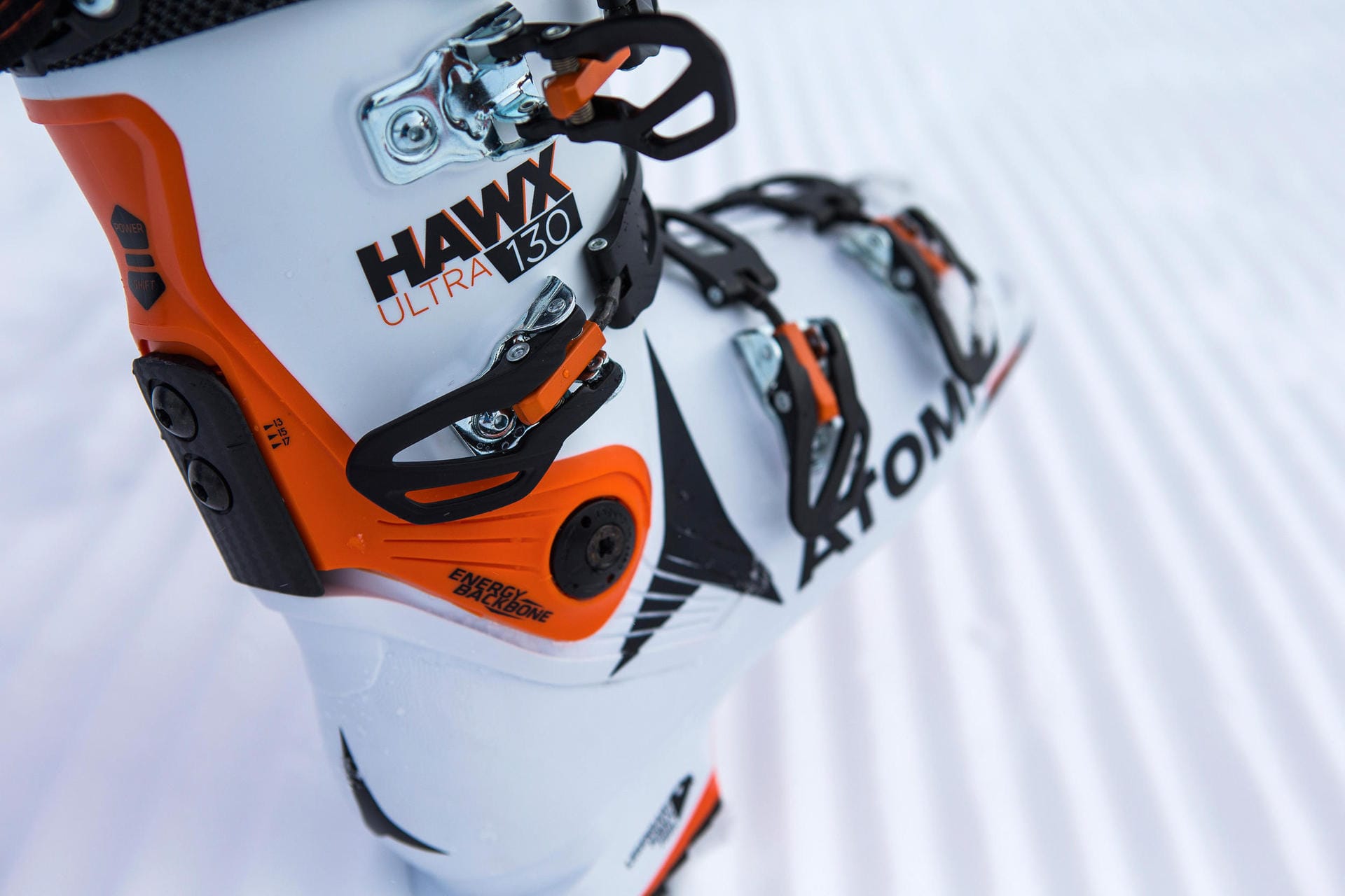 Mit rund 25 Prozent Gewichtsersparnis (im Vergleich zum Hawx mit 100 mm Leistenbreite) ist der neue Hawx Ultra 130 (559 Euro, www.atomic.com) der leichteste Alpin-Skischuh von Atomic.