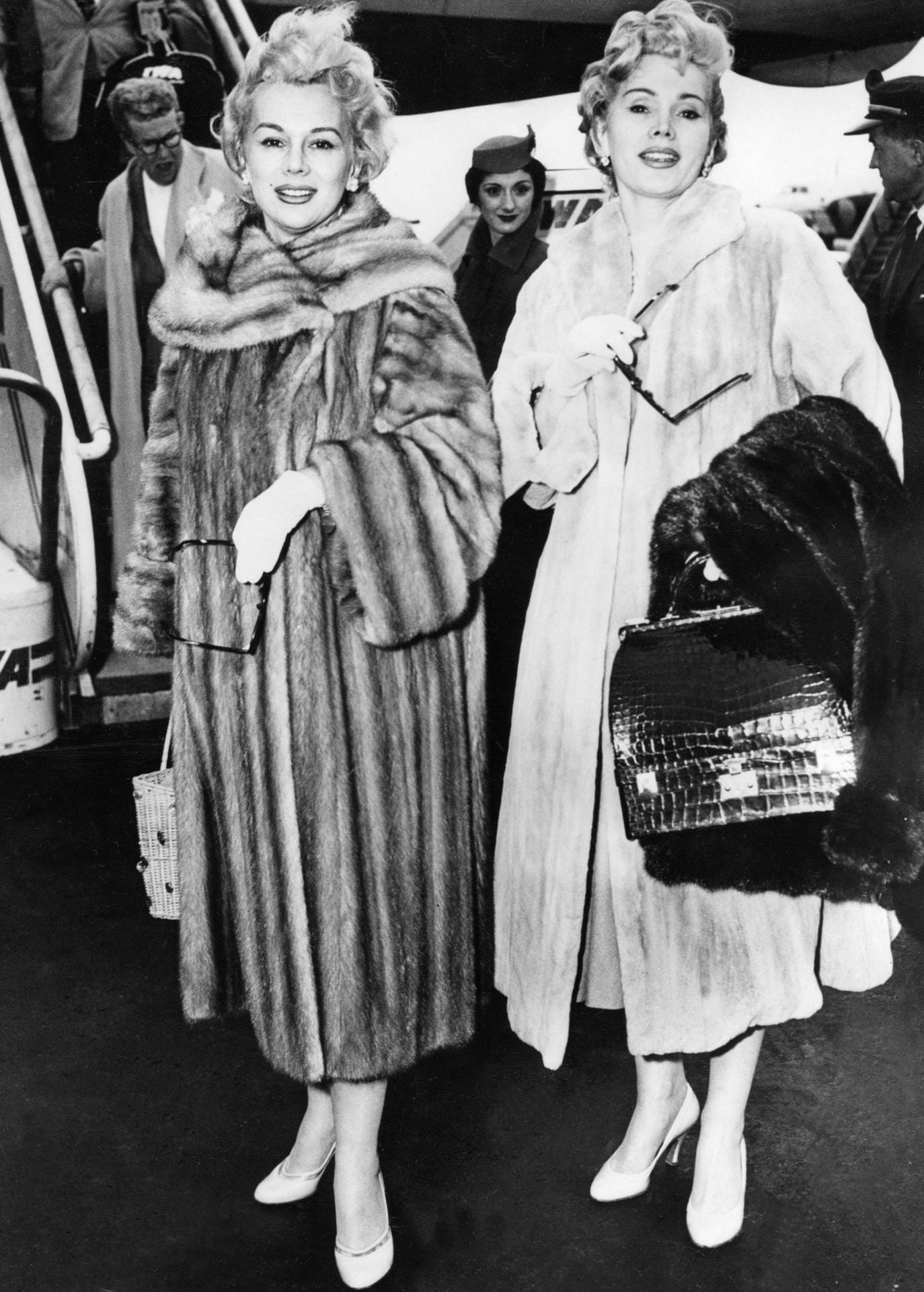 Gabor (rechts) zusammen mit ihrer Schwester Eva, die ihr nach Hollywood gefolgt war, der aber keine ähnlich große Karriere wie Zsa Zsa beschert war.