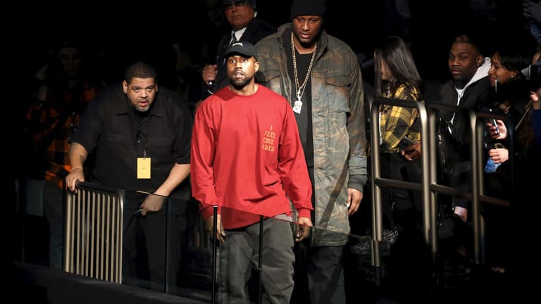 Kanye West (2. v. li.) präsentierte am 11. Februar 2016 in New York seine neue Modekollektion und sein neues Album.