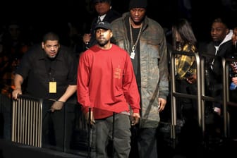 Kanye West (2. v. li.) präsentierte am 11. Februar 2016 in New York seine neue Modekollektion und sein neues Album.