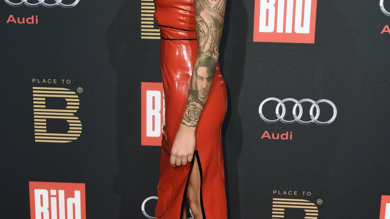 Hingucker in knallrotem Latex: Sophia Thomalla am 13. Februar 2016 auf dem roten Teppich der "Place-to-B-Party" während der Berlinale.