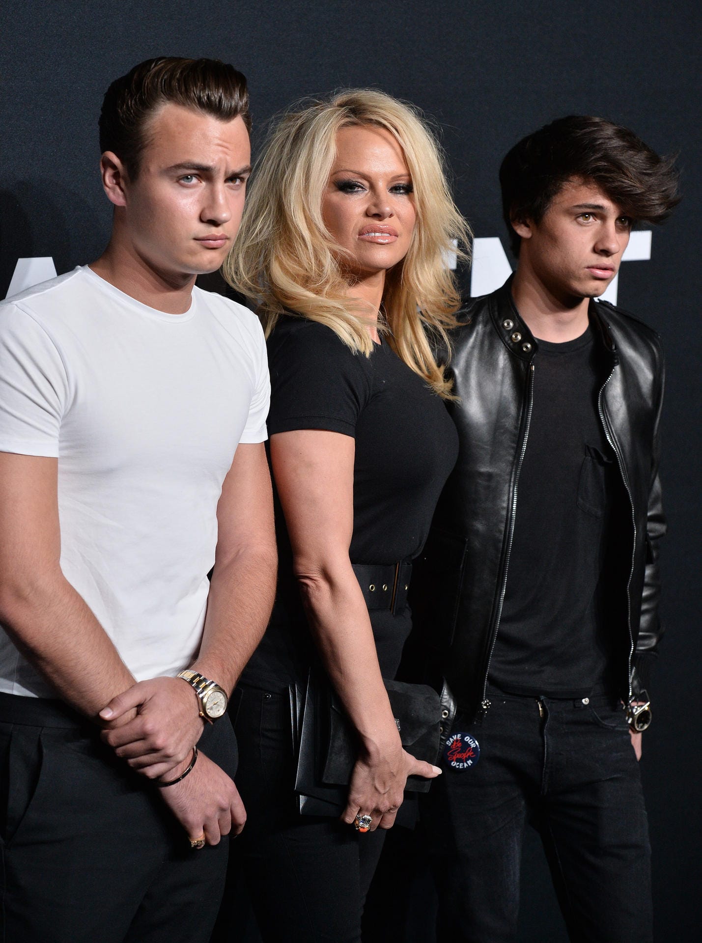 Pamela Anderson und ihre Söhne Brandon (19, links) und Dylan (18) im Februar 2016 bei einer Modenschau in Los Angeles.