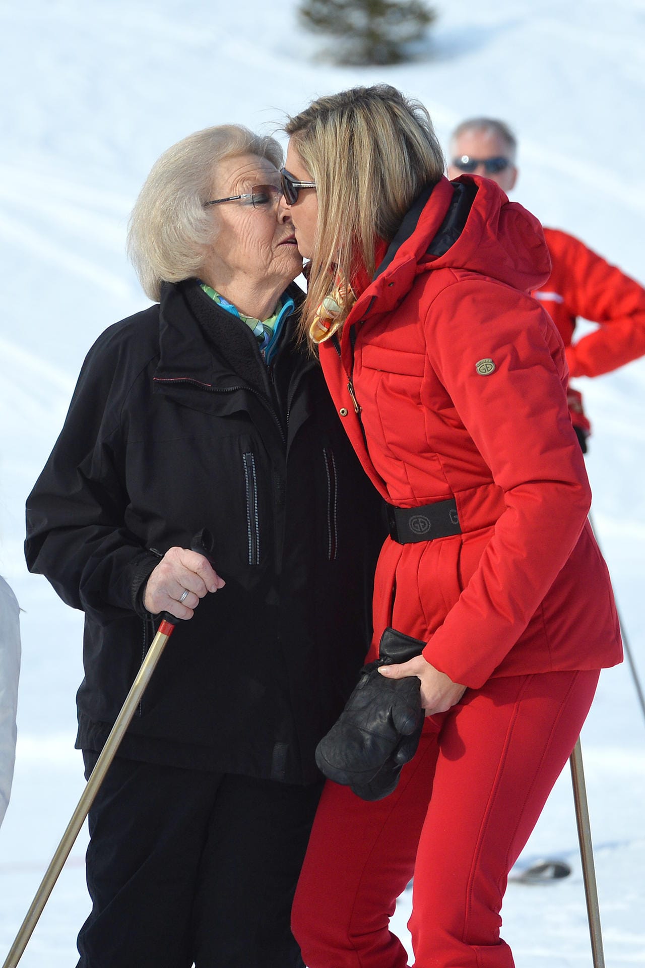 Auch die frühere Königin Beatrix ließ sich den gemeinsamen Ski-Urlaub nicht entgehen. Hier gab's einen Schmatzer von Schwiegertochter Maxima.