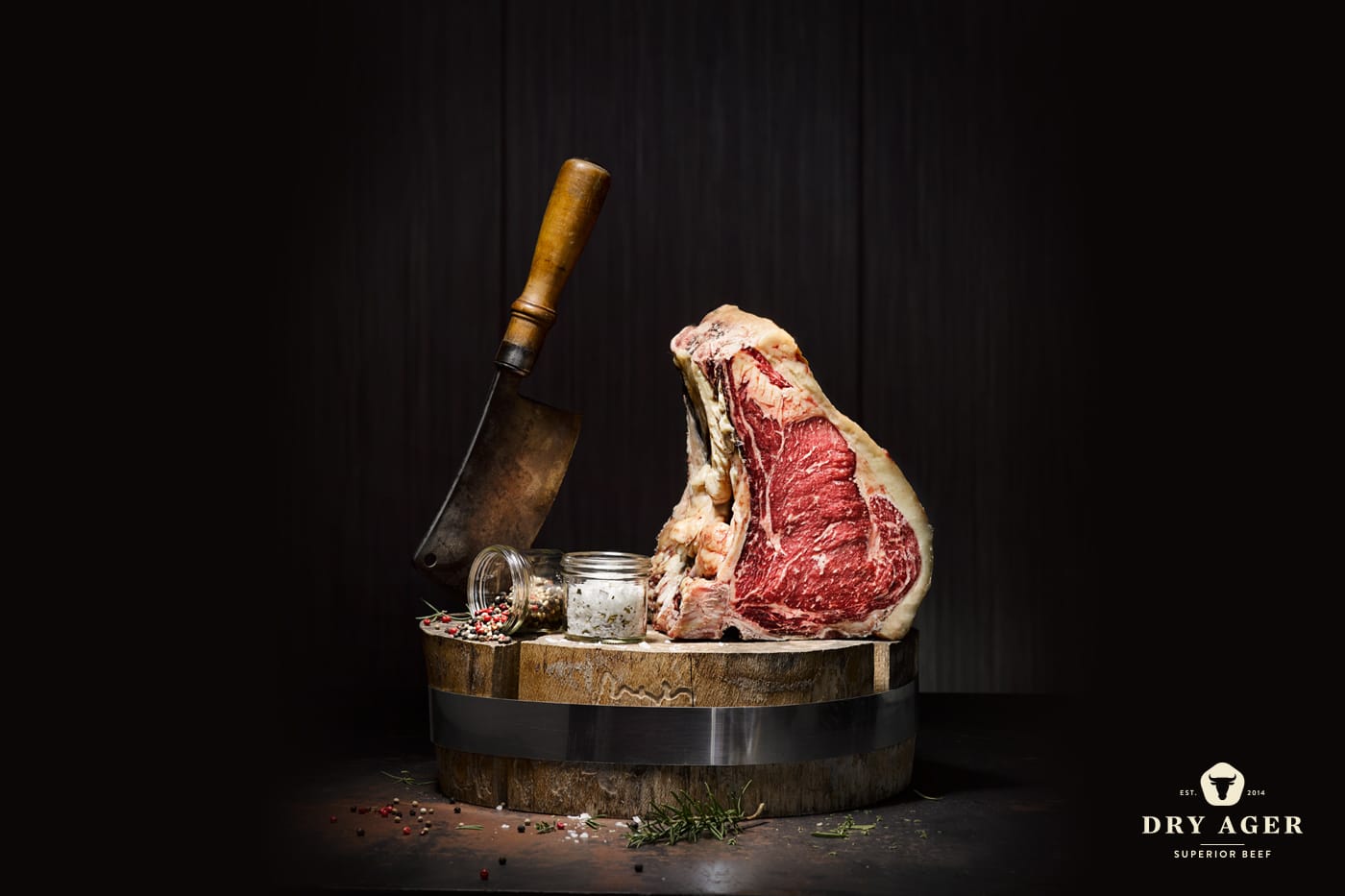 Dry Aged Beef ist hervorragendes Steakfleisch, das durch Abhängen im Kühlhaus bei konstanter Temperatur an Feuchtigkeit verliert und durch das Reifen besonders zart und aromatisch wird.