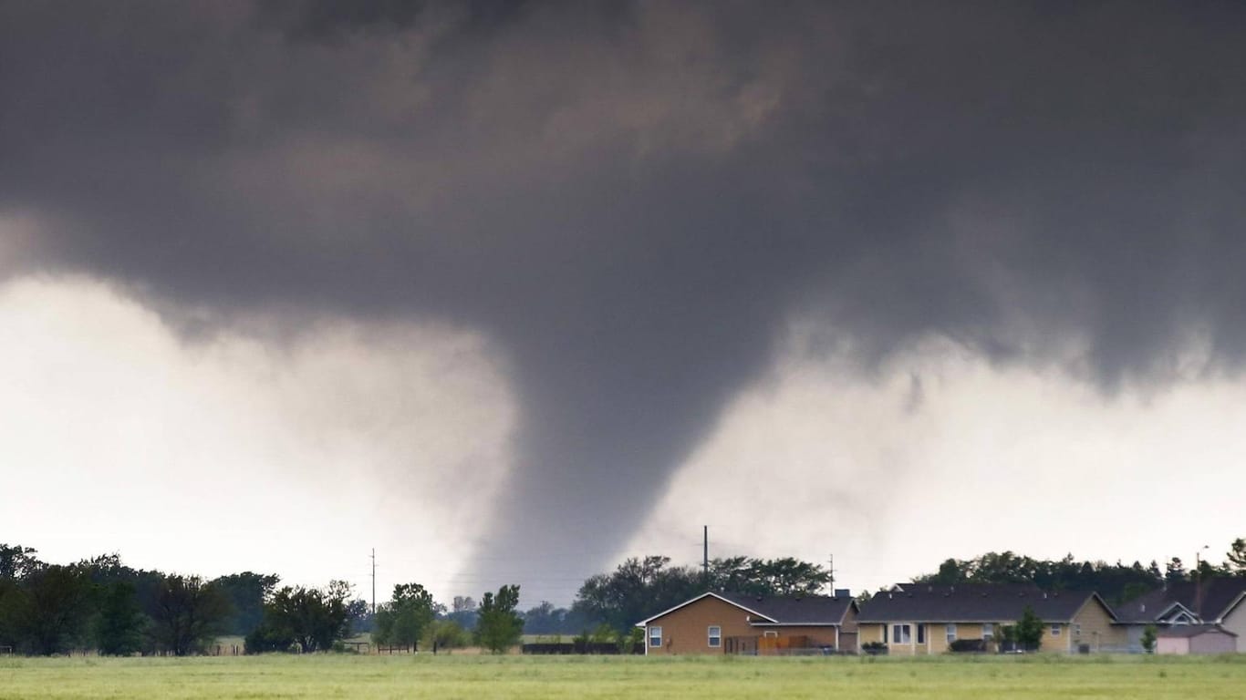 Ein Tornado über Halstead, Kansas (USA), im Mai 2015.