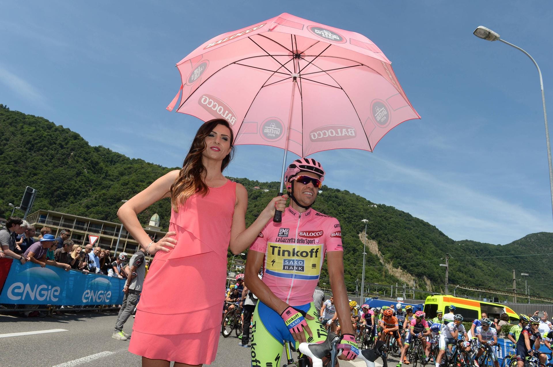 Schirmherrin: Der Spanier Alberto Contador erfreut sich beim Giro d'Italia besonderer Bewachung.