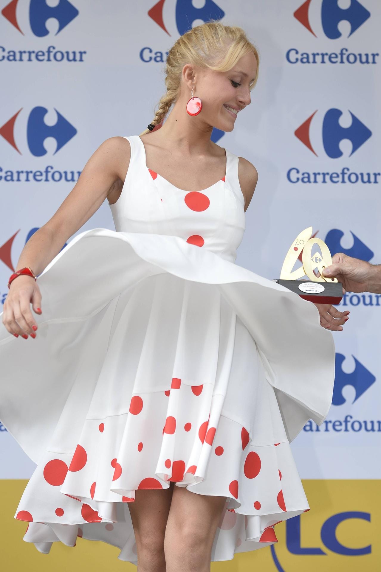 O là là: Diese Blondine punktet bei der Tour de France nicht nur mit ihrem Kleid.