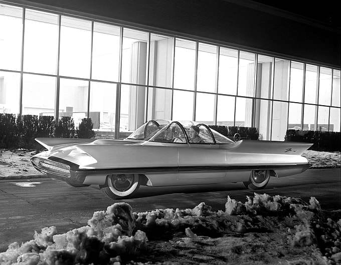 Im Jahr 1954 wurde das Konzeptfahrzeug Futura von William M. Schmidt entworfen.