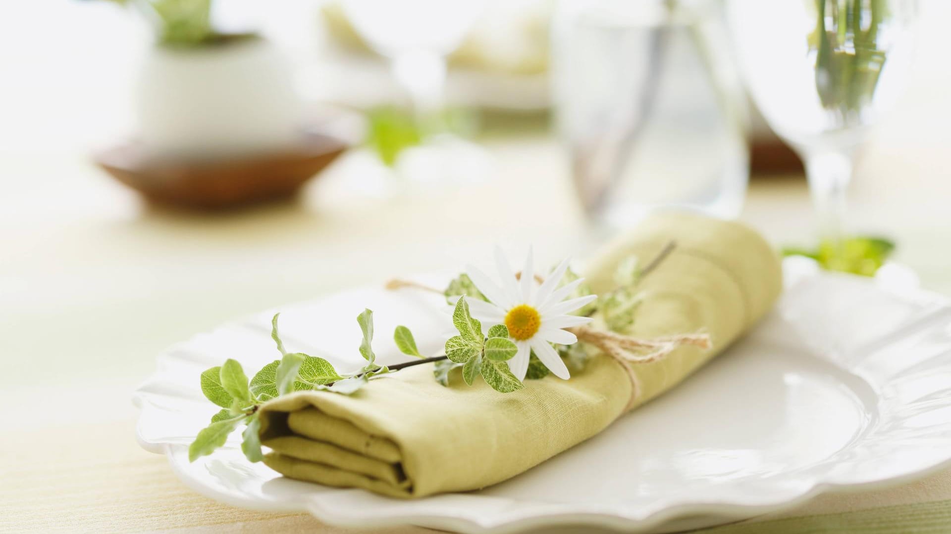 Grüne Akzente auf der Kommuniontafel machen im Frühling Freude.