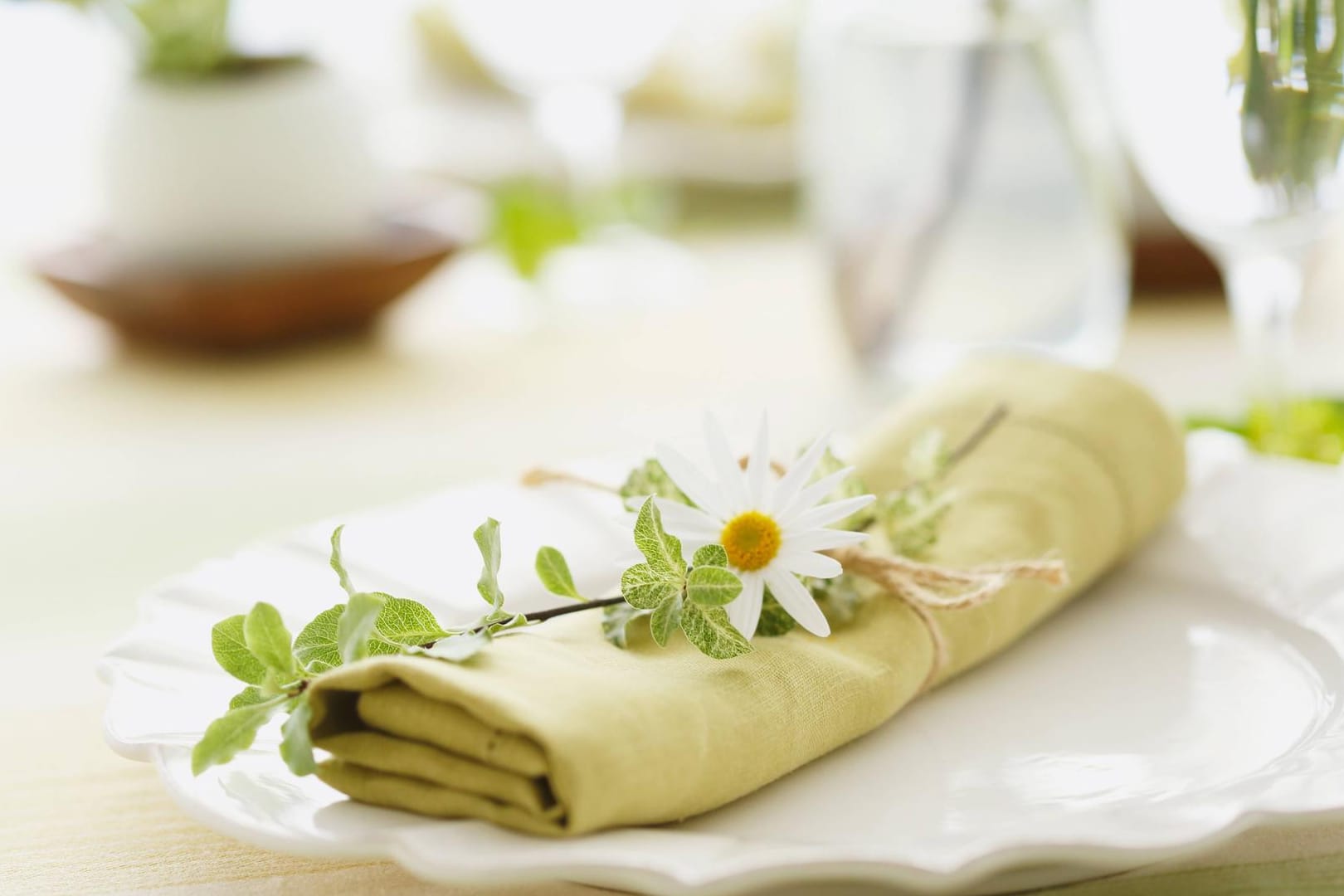 Grüne Akzente auf der Kommuniontafel machen im Frühling Freude.