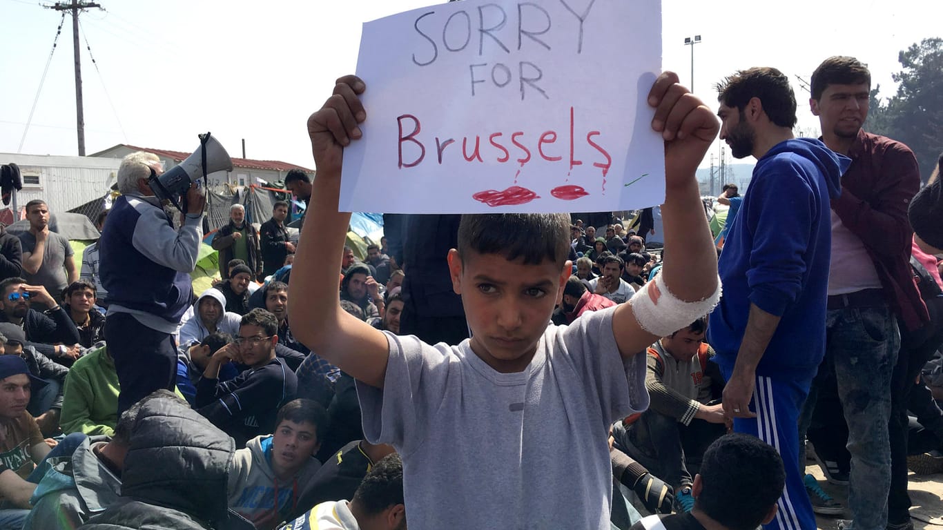 "Sorry for Brussels" - ein Junge an der griechisch-mazedonischen Grenze, drückt sein Mitgefühl aus.