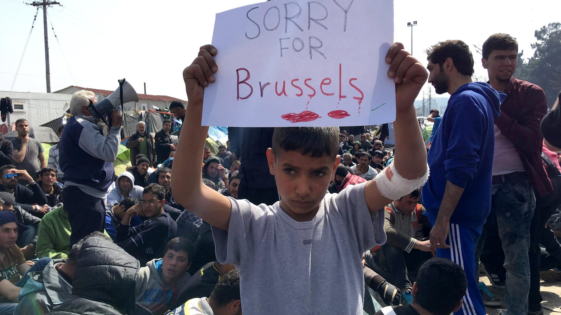 "Sorry for Brussels" - ein Junge an der griechisch-mazedonischen Grenze, drückt sein Mitgefühl aus.