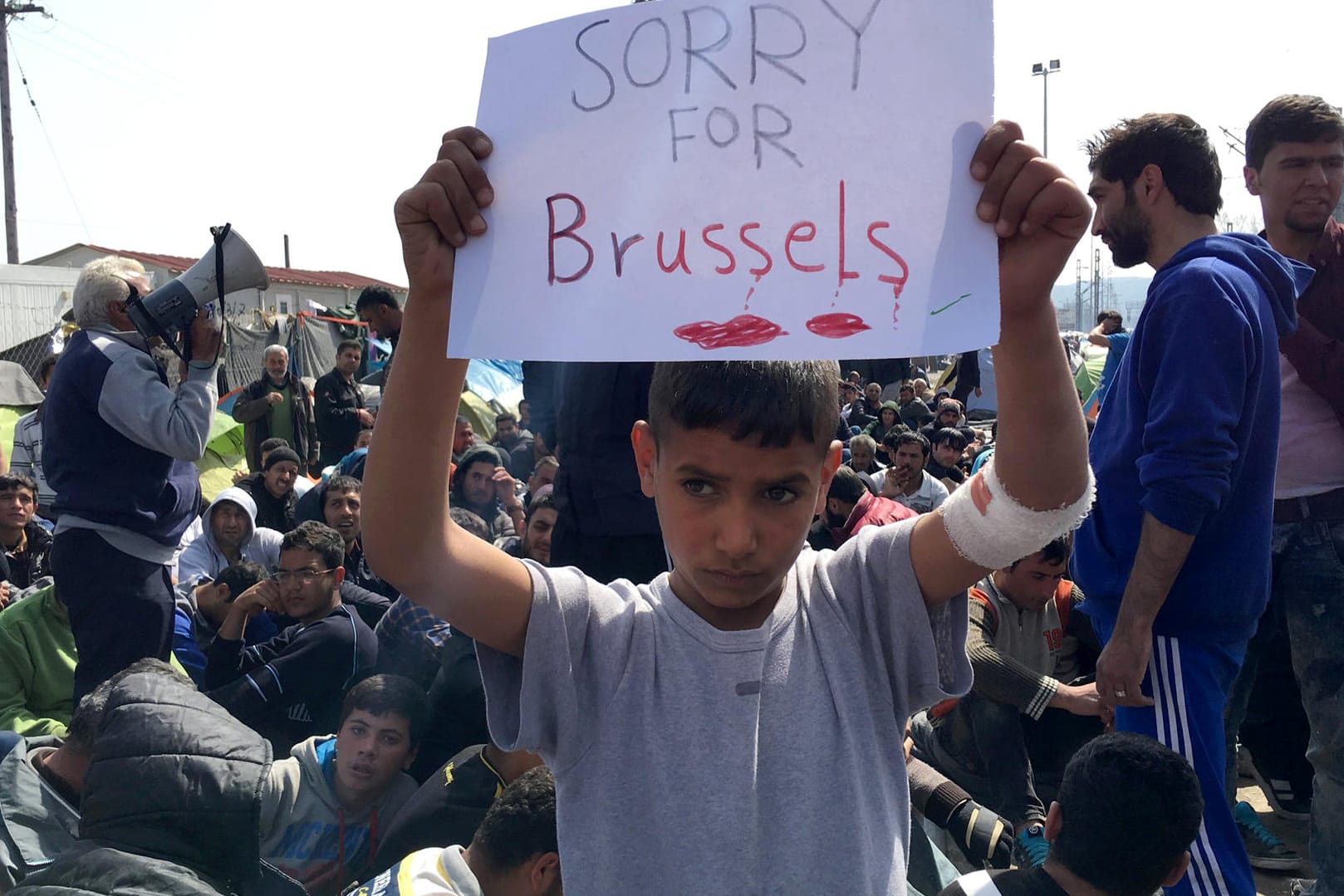 "Sorry for Brussels" - ein Junge an der griechisch-mazedonischen Grenze, drückt sein Mitgefühl aus.