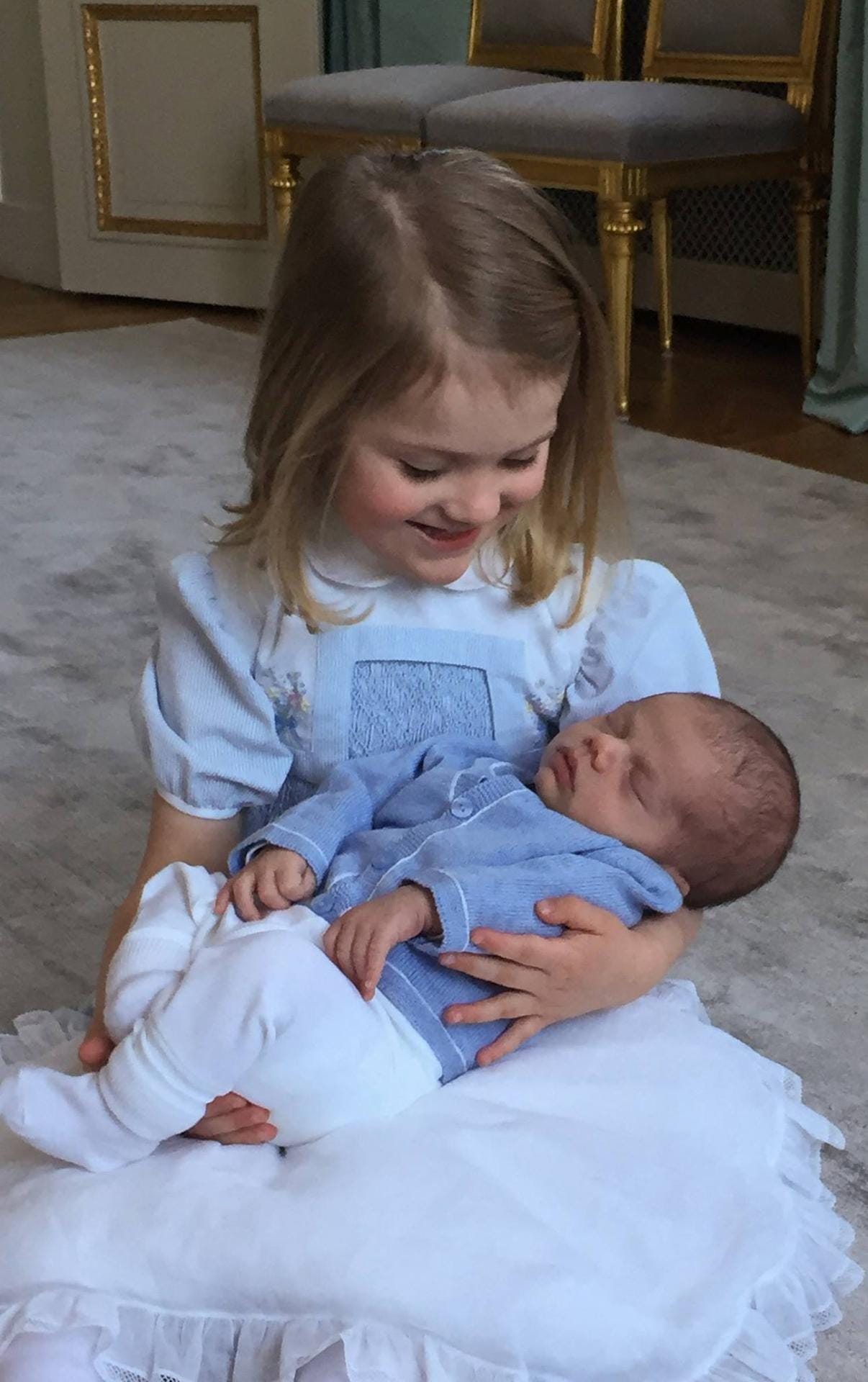 Ganz stolz zeigt Prinzessin Estelle hier ihren kleinen Bruder Oscar, der am 2. März 2016 das Licht der Welt erblickte.