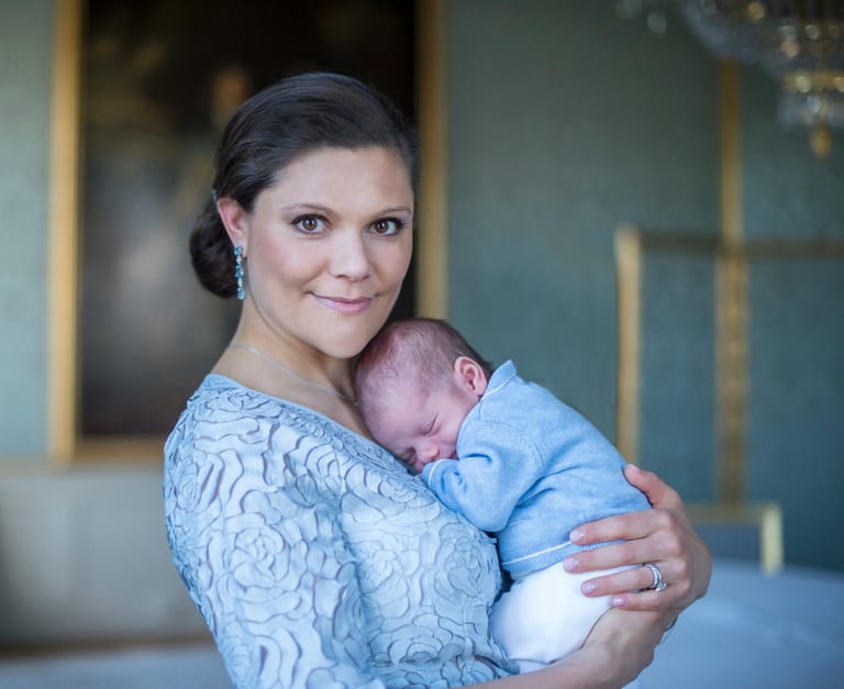 Victoria von Schweden mit ihrem Jüngsten. Prinz Oscar ist auf diesem Foto schon drei Wochen alt und scheint sich im Arm der Mama pudelwohl zu fühlen.