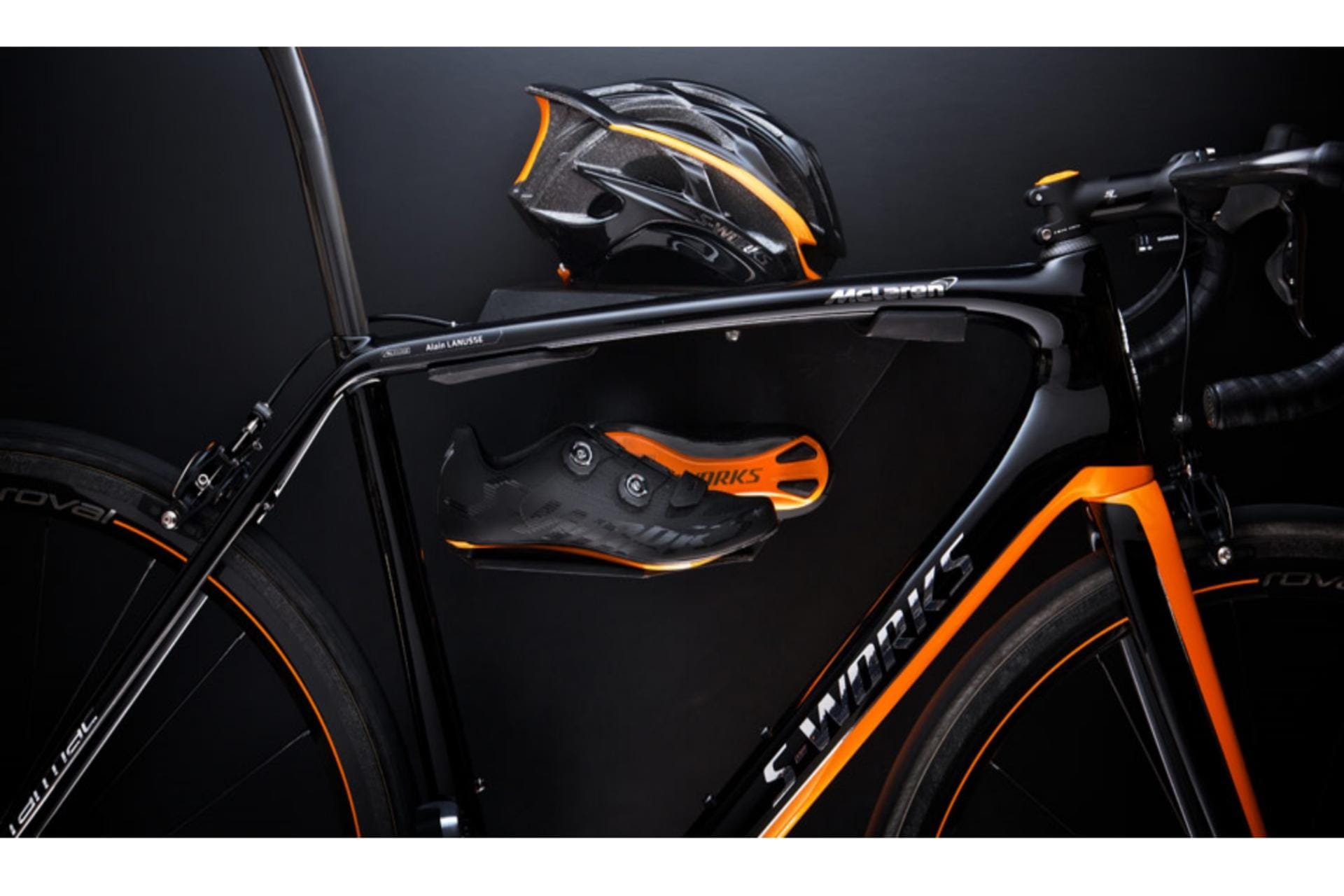 Autobauer bieten auch rasante Kreationen auf zwei Rädern. Eines der teuerten Modelle ist das Bike, das Fahrradhersteller Specialized 2014 in Kooperation mit der Rennwagenschmiede McLaren auf den Markt brachte. Es kostete 20.000 Euro. Nur 250 Fahrräder wurden gebaut.