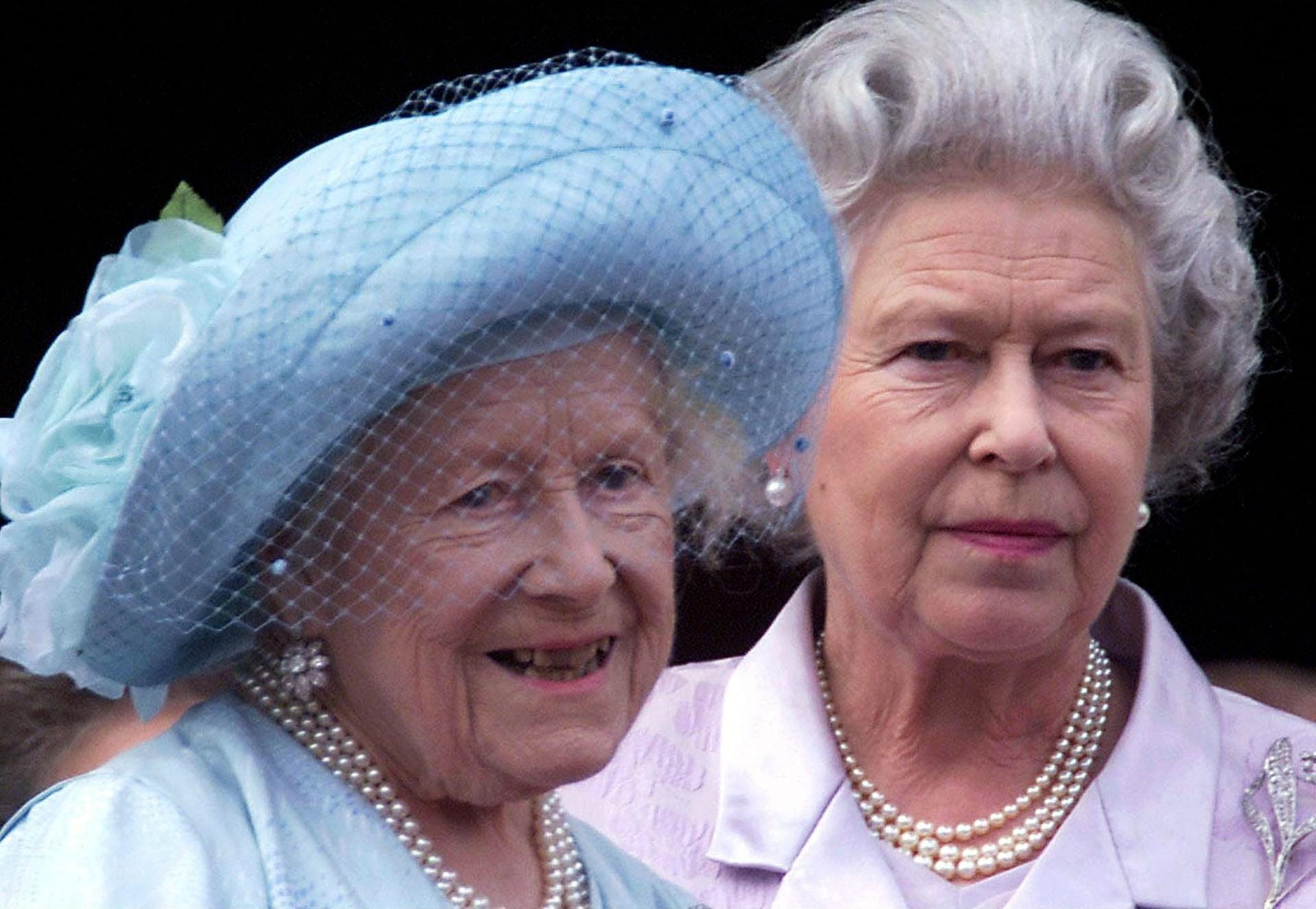Elizabeth II. mit ihrer Mutter, von allen liebevoll Queen Mum genannt. Sie starb im Jahr 2002 im Alter von 101 Jahren. Im August 2000 (Foto) feierte die Königinmutter auf dem Balkon des Buckingham-Palasts mit den jubelnden Menschen noch ihren 100. Geburtstag.