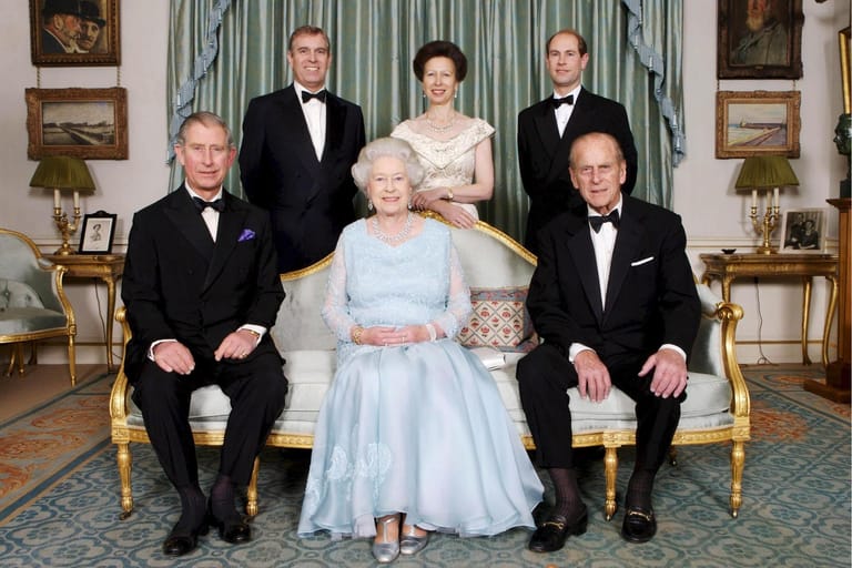 Anlässlich ihrer Diamantenen Hochzeit posierte die Queen 2007 gemeinsam mit ihrem Mann Philip und den vier gemeinsamen Kindern fürs Familienfoto.