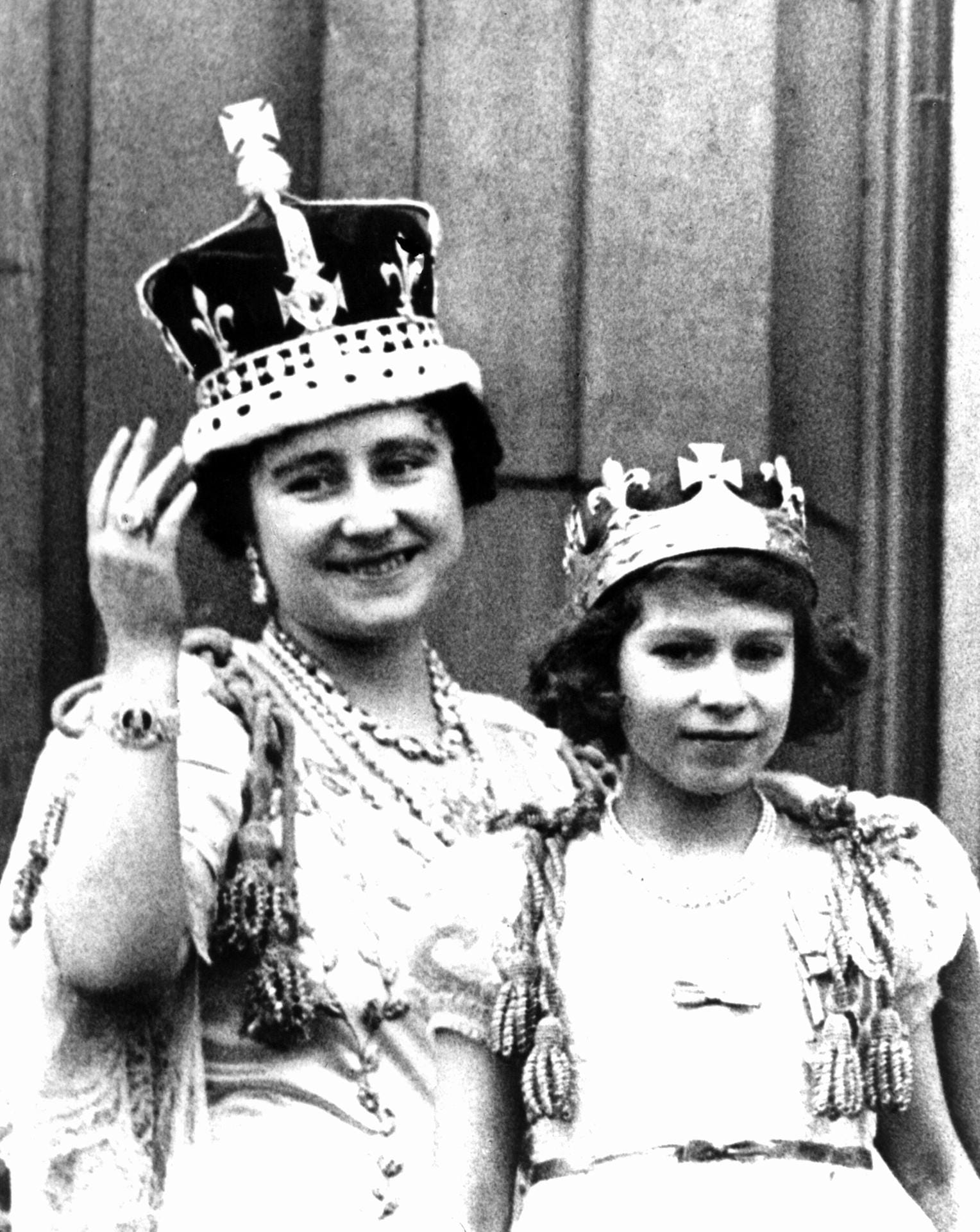 Elf Jahre alt war die kleine Elizabeth, als ihr Vater George VI. im Jahr 1937 zum König gekrönt wurde. Hier ist sie nach der Krönung mit ihrer Mutter auf dem Balkon des Buckingham-Palastes zu sehen.