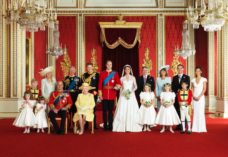 Am 29. April 2011 posierte die Queen (in Gelb) stolz mit der gesamten Familie für das Hochzeitsfoto ihres Enkels Prinz William, der an diesem Tag seine langjährige Freundin Kate heiratete.