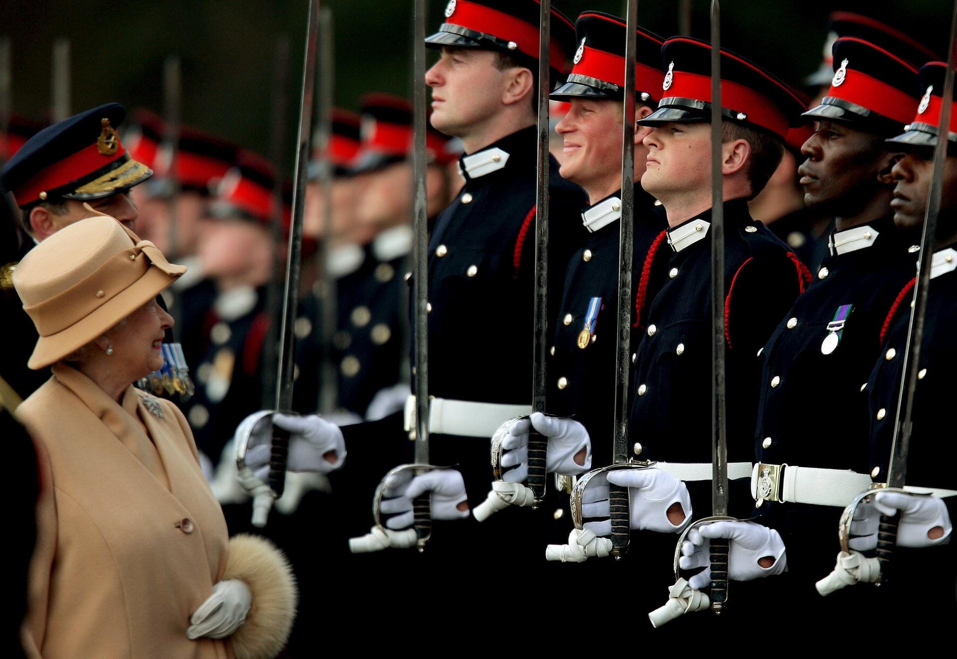 Bei einer Parade der Militärakademie in Sandhurst 2006 konnte es sich die Queen nicht verkneifen, ihren Enkel Prinz Harry anzulächeln.