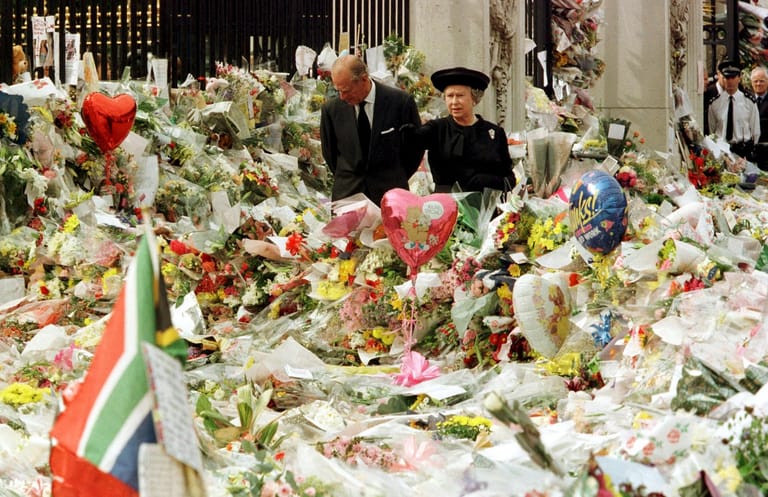 1997 starb Lady Diana, die Ex-Frau von Prinz Charles, bei einem Autounfall. Ein Schock für das britische Volk, das vor dem Buckingham Palast ein Blumenmeer niederlegte. Die Queen geriet unter Beschuss, weil sie kühl und emotionslos reagierte.
