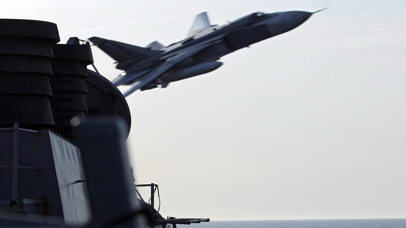 Scheinangriff in der Ostsee: Ein russischer Kampfjet fliegt nur in einigen Metern Entfernung an einem Nato-Schiff vorbei.