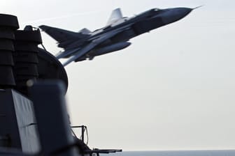 Scheinangriff in der Ostsee: Ein russischer Kampfjet fliegt nur in einigen Metern Entfernung an einem Nato-Schiff vorbei.