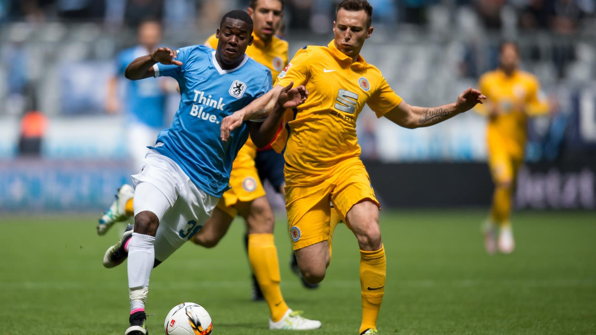 1860's Romuald Lacazette (li.) und Braunschweigs Adam Matuschyk kämpfen um den Ball. 1860's Romuald Lacazette (li.) und Braunschweigs Adam Matuschyk kämpfen um den Ball.