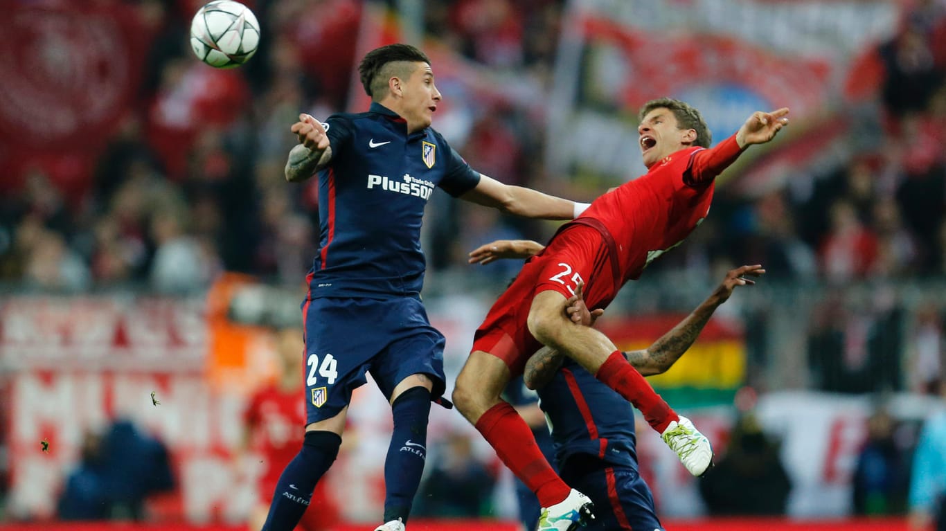 Luftkampf: Thomas Müller (rechts) ist mit dem FC Bayern gegen Atlético Madrid (links Jose Maria Gimenez) gefordert.