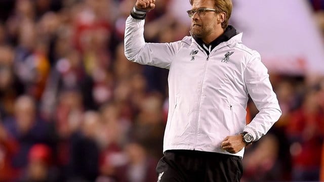 Jürgen Klopp ballt nach dem furiosen Spiel die Faust und die ganze Anfield Road tobt mit ihm. Jürgen Klopp ballt nach dem furiosen Spiel die Faust und die ganze Anfield Road tobt mit ihm.