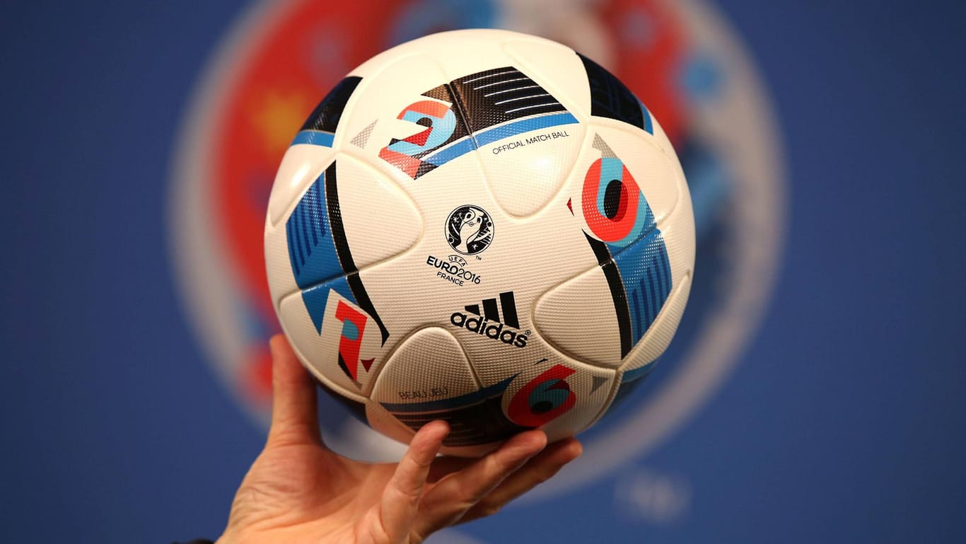 Der offizielle Spielball "Beau Jeu" der EM 2016 wurde von Adidas entwickelt.
