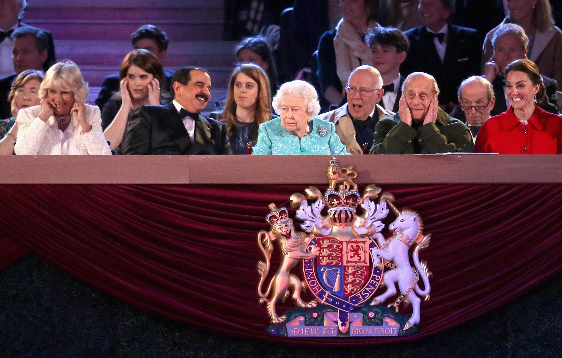 Am 15. Mai gingen die mehrtägigen Feierlichkeiten zum 90. Geburtstag der Queen in Windsor zu Ende. Die letzte Pferdeshow, ein Spektakel, das auch vom Fernsehen übertragen wurde, sah sich die gesamte königliche Familie an. Wobei es Prinz Philip und Camilla wohl ab und zu etwas zu laut wurde.