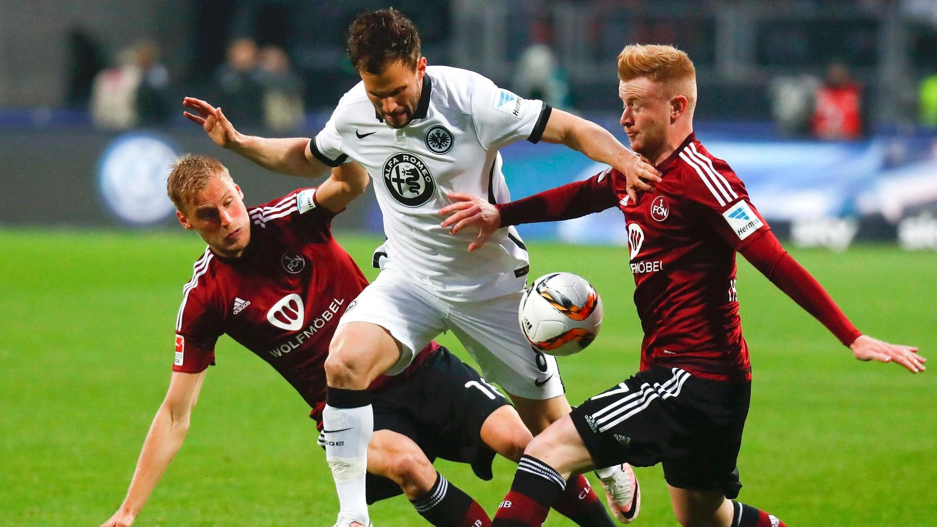 Frankfurts Szabolcs Huszti (Mitte) wird von den beiden FCN-Profis Hanno Behrens (li.) und Sebastian Kerk unter Druck gesetzt. Frankfurts Szabolcs Huszti (Mitte) wird von den beiden FCN-Profis Hanno Behrens (li.) und Sebastian Kerk unter Druck gesetzt.