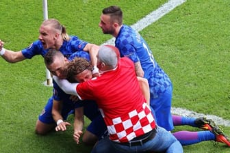 Ein kroatischer Fan überwindet den Sicherheitsbereich und jubelt mit Siegtorschütze Modric.