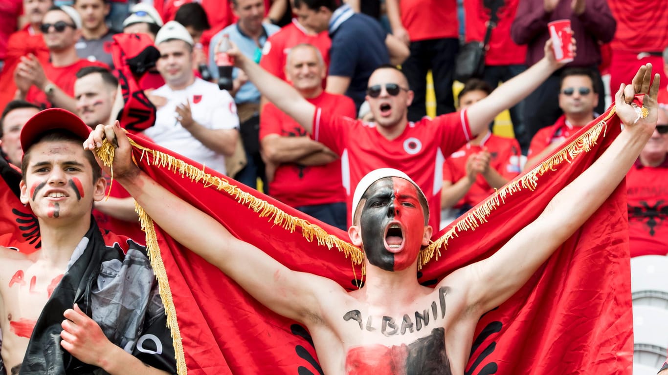 Singende Fans von Albanien bei der EM 2016.