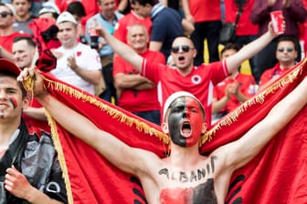 Singende Fans von Albanien bei der EM 2016.