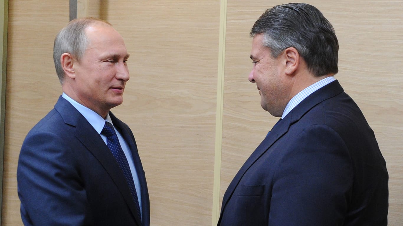 Sigmar Gabriel zu Besuch bei Wladimir Putin im Oktober 2015.