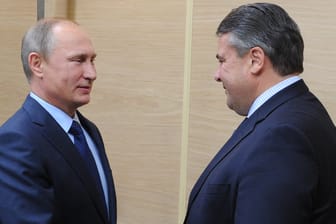 Sigmar Gabriel zu Besuch bei Wladimir Putin im Oktober 2015.