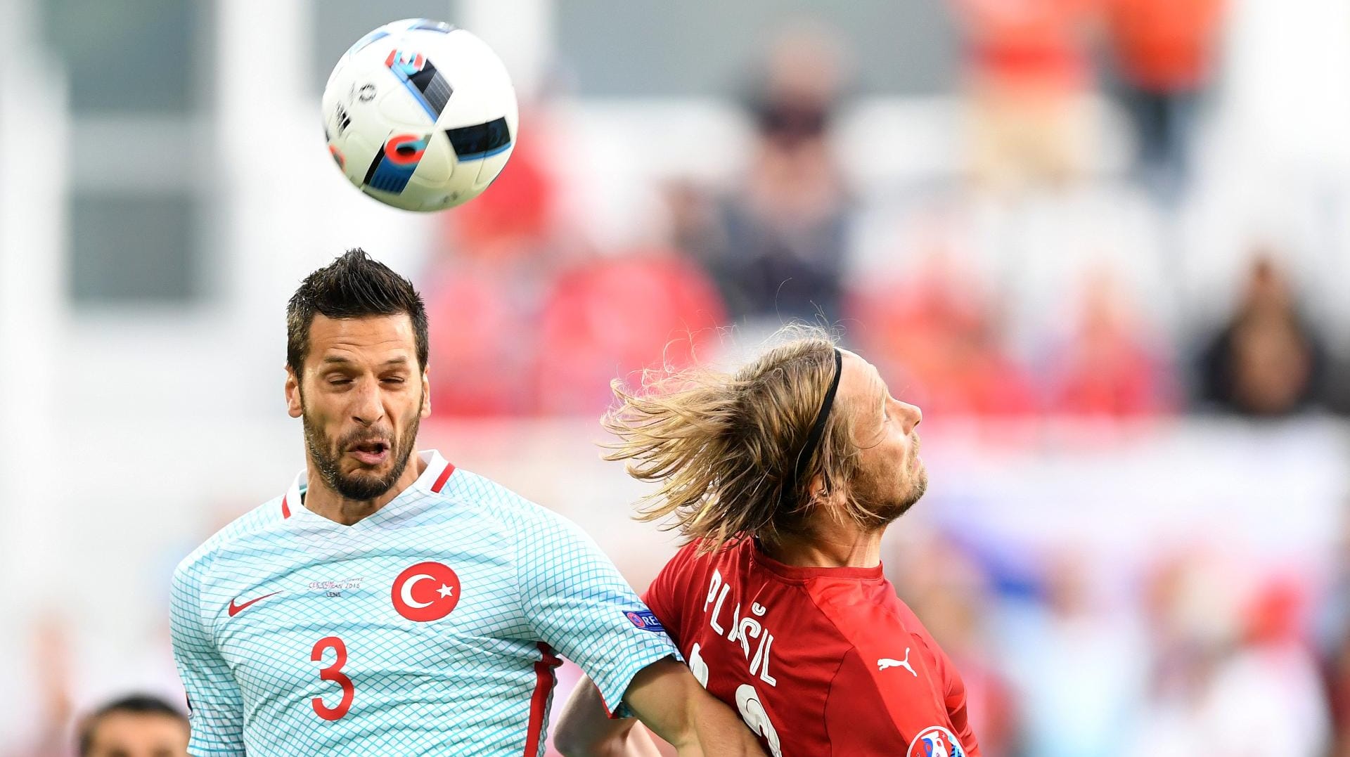 Der Türke Hakan Balta (li.) beim Kopfball-Duell mit dem Tschechen Jaroslav Plasil .