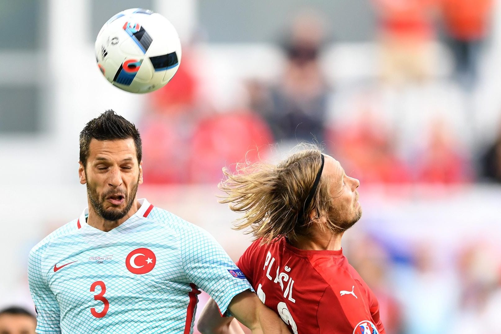 Der Türke Hakan Balta (li.) beim Kopfball-Duell mit dem Tschechen Jaroslav Plasil .