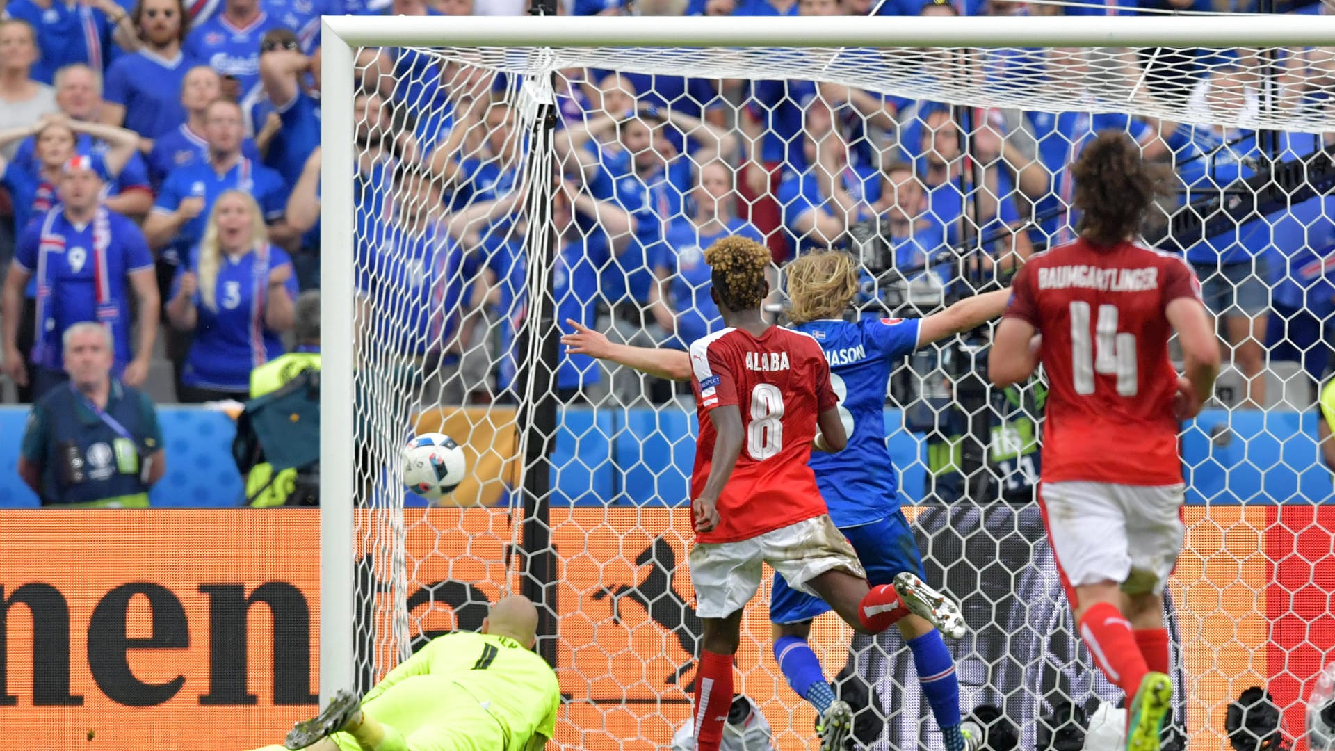 In der Nachspielzeit gelang Island (blaue Trikots) der erlösende 2:1-Siegtreffer gegen Österreich. In der Nachspielzeit gelang Island (blaue Trikots) der erlösende 2:1-Siegtreffer gegen Österreich.